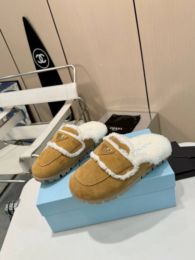 出厂 顶级版本 Prada 经典款包头羊毛拖鞋时髦精必入！ 标志性三角边金属扣装饰，搭配经典扣带，时尚感拉满。进口牛猄牛皮鞋面，质感超棒。羊毛内里和垫脚，温暖又