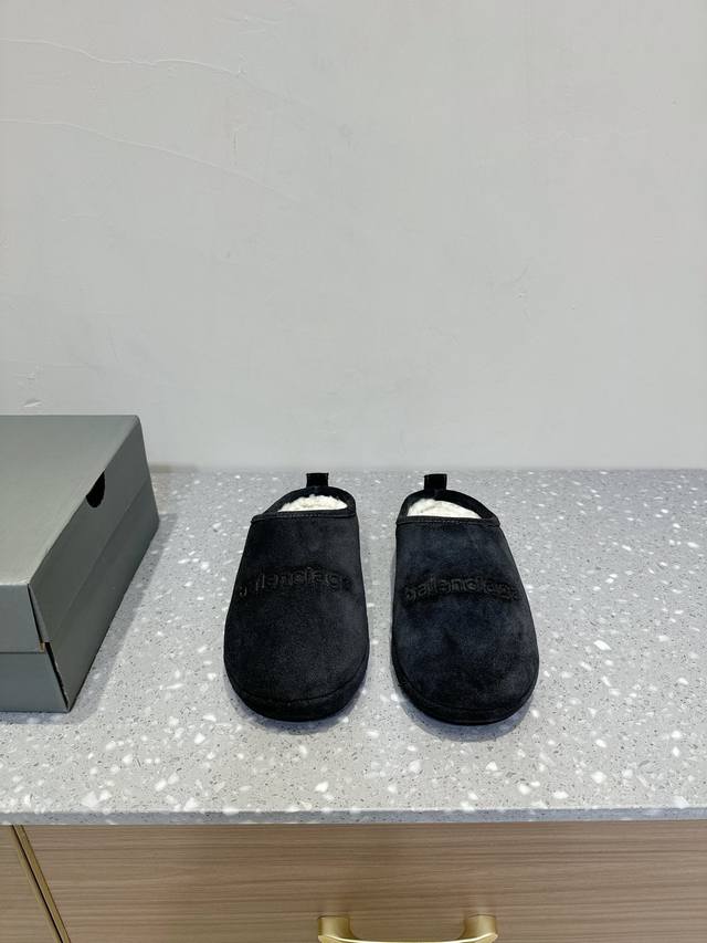 BALENCIAGA 巴黎世家 秋冬新款 勃肯毛拖 勃肯毛拖24秋冬秀款 脚感很舒服，原版麂皮面料随便简便穿搭 羊毛里 超级暖和 balenciaga正面大lo