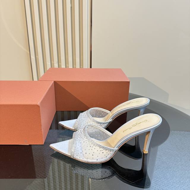 gianvito rossi 2024 新款拖鞋顶级版本，代购品质！施华洛奇水钻尖头高跟拖鞋，宛如从童话中走来的仙履。施华洛奇水钻璀璨耀眼，如同繁星点点镶嵌其上