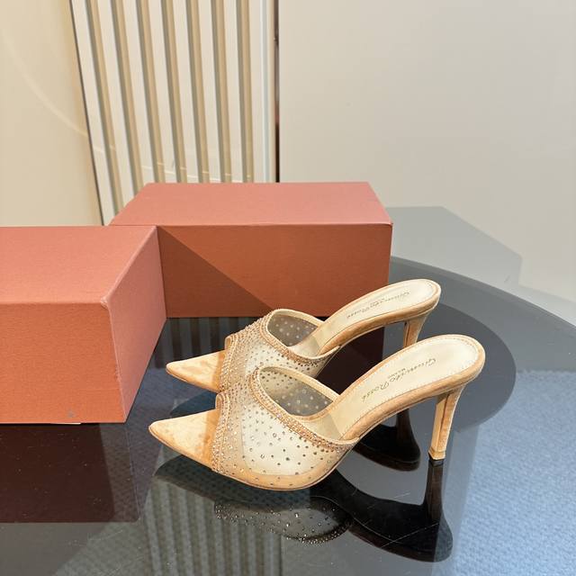 gianvito rossi 2024 新款拖鞋顶级版本，代购品质！施华洛奇水钻尖头高跟拖鞋，宛如从童话中走来的仙履。施华洛奇水钻璀璨耀眼，如同繁星点点镶嵌其上