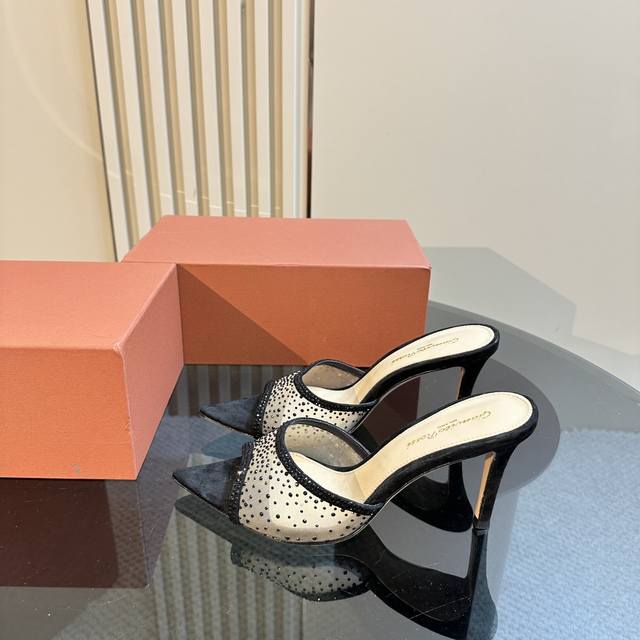 gianvito rossi 2024 新款拖鞋顶级版本，代购品质！施华洛奇水钻尖头高跟拖鞋，宛如从童话中走来的仙履。施华洛奇水钻璀璨耀眼，如同繁星点点镶嵌其上