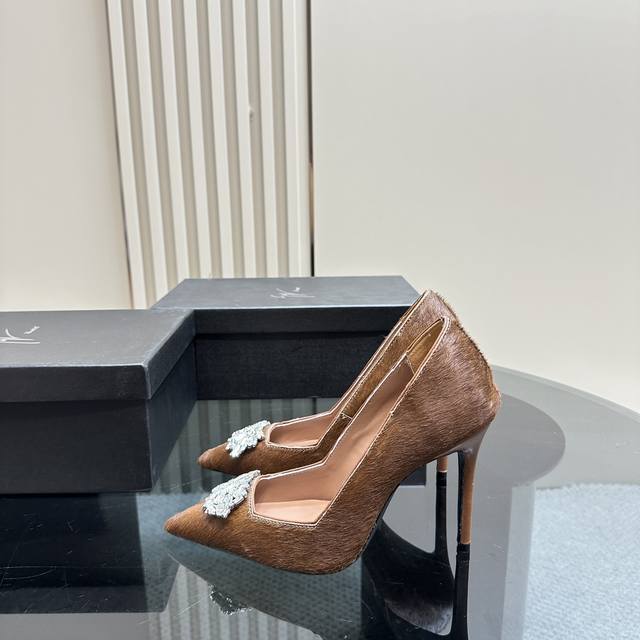 最高版出厂 Giuseppe Zanotti 新品！GZ 钻扣凉拖鞋系列 全新秋季系列水钻高跟凉鞋 ！ 各种小裙子搭配起来 完全不挑脚型哦 通透的闪钻在光线的照