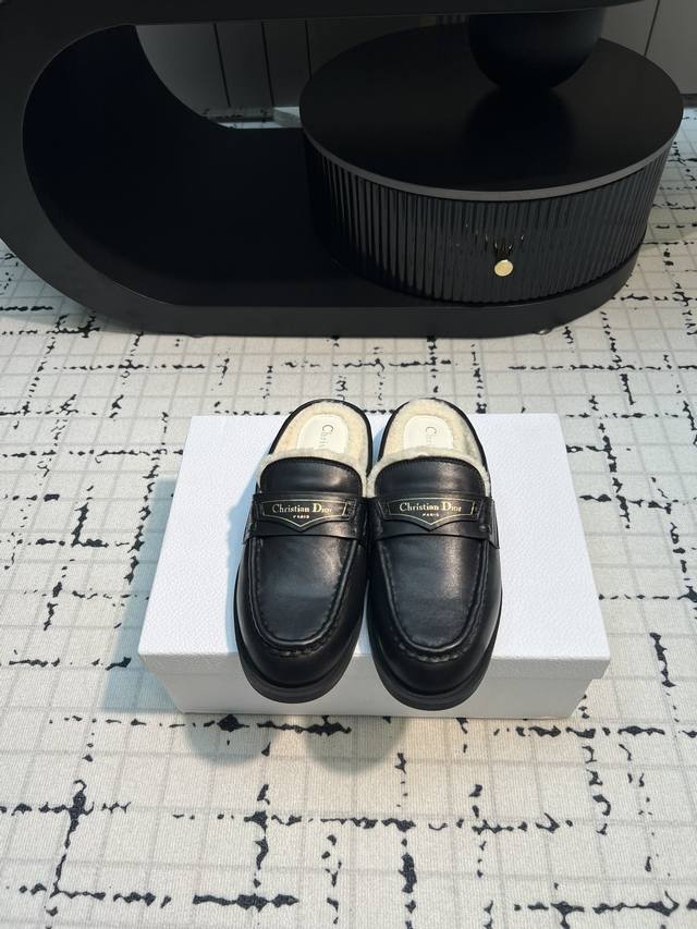 Dior 迪奥 24 2024早春新品 顶级版本 专柜主打新款 Dior Boy羊毛穆勒拖鞋硬货上新 代购级别！高级感十足！国内外博主刷爆的一款，复古又时髦 上