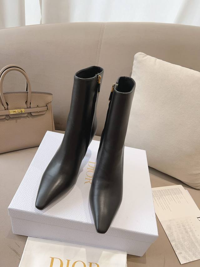 DIOR 秋冬新款系列 新款上架 Ins超火 欧美街拍中出镜率超高 女神利器系列 极致完美线条 彰显女人味 采用进口混种羊精心制成 大底饰有品牌logo 金属星
