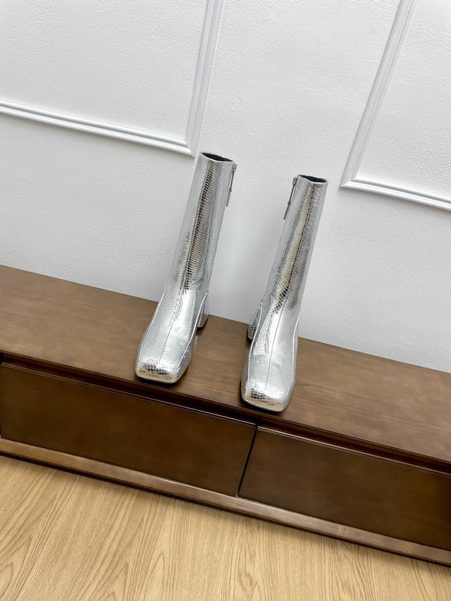 顶级版本代购级Jilsander24s 春夏新品吉尔桑达弹力袜靴短靴 喜歡Jil Sander經典同款还有洋气红色哟國國 保留原有的幼帶元素，不失高級感。方頭提