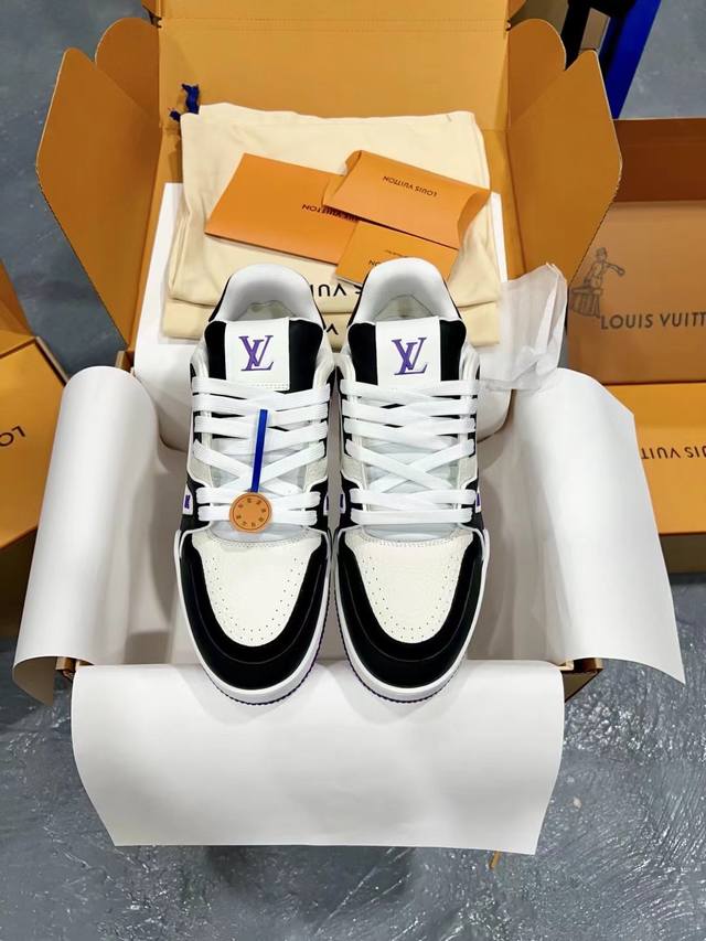 顶级 顶级代购版本 LV trainer 情侣限定系列休闲运动篮球鞋 颜值担当 上脚帅炸，每个颜色都是巨巨巨好看！潮人必备单品 原版订制压纹粒面小牛皮 非市面超