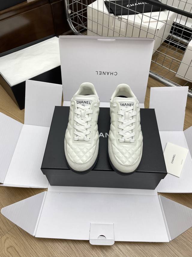 东莞代购级CHANEL 2024新款棒球鞋香家隐藏款网球鞋！ 纯yuan小羊皮超级软，大大的鞋舌是这款鞋的灵魂！整鞋纯yuan渠道材料！du家zp私模大底！ 鞋