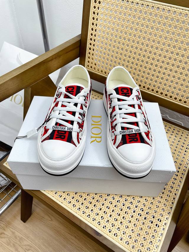 Dior 2024迪奥Walk‘n系列 厚底流须帆布鞋 休闲运动鞋这款 Walk’n‘Dior 厚底运动鞋是一款时尚单品，提升该系列的格调。Oblique 印花