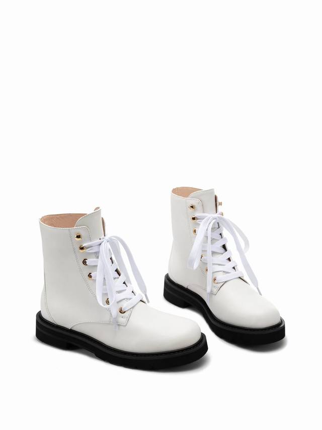 STUART WEITZMAN简称SW 秋冬新品，焕新演绎了经典切尔西靴。休闲的廓形设计搭配奢华的水晶缀饰 每一对鞋子均有200多个水钻配饰，这一组合既迷人又随