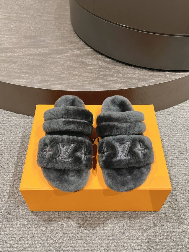 出厂 、24新款LV 新款羊毛拖鞋 这一季的又让我重新爱了它一次！这季节美鞋太多这款毛拖真的是让我无法自拔真太可爱了～ 毛茸茸的羊毛是选用欧洲进口A级羊羔毛 我