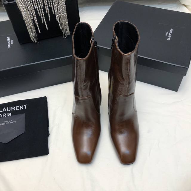 Saint Laurent 圣罗兰 秋冬爆款短靴，最新款侧拉链简约时尚短靴 简单大气 上脚显瘦100% 面料：进口牛油皮 内里：水晶羊皮里 大底：A级意大利真皮