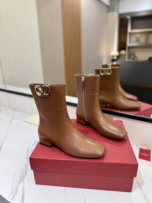 VALENTINO GARAVANIVLOGO TYPE ROSSO红V标志靴子 -钯金色调VLOGO TYPE镂空装饰 -侧面拉链开合 -V专柜最新款 顶级