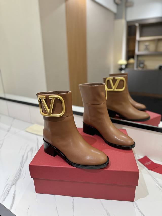 VALENTINO华伦天奴 大V扣高级辣妹kelly Jumping骑士靴顶级牛品匠心好货经典再现拒绝不了的款式谁穿都好看 优雅风格，创造不一样的感觉！它是你