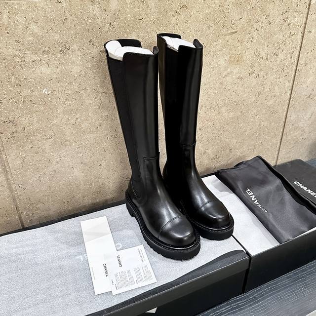 代购级 CHANEL 香奈儿 24ss 小香秋冬新款靴 真的是帅气时尚的代表 靴筒五金字母点缀 低调不失奢华！简约时尚个性又大气！ 自然流畅的美感，有种惊艳了时