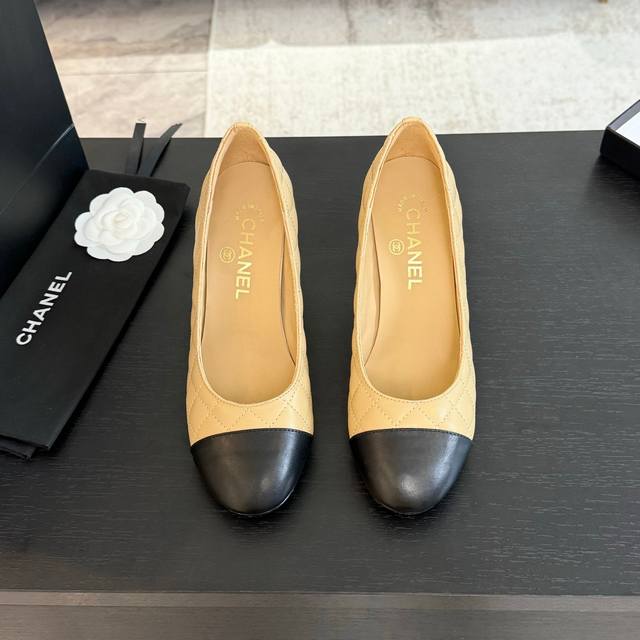 代购级 Chanel 24ss 玛丽珍 拖鞋 秋冬单鞋系列属于小爆款 上图必卖 可可爱爱的玛丽珍造型，原版开模五金跟！ 鞋面内里羊皮，真皮大底 跟高：7.5cm