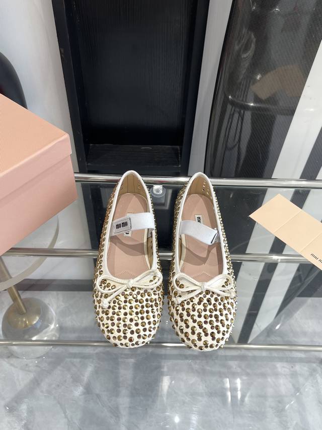 Miu Miu 缪缪24ss新款 水钻玛丽珍芭蕾舞鞋 以芭蕾的灵动意韵融于日常，以现代笔触刻画舞鞋经典轮廓！奢华满水钻芭蕾舞鞋，从经典日式鞋履汲取灵感，简而不繁
