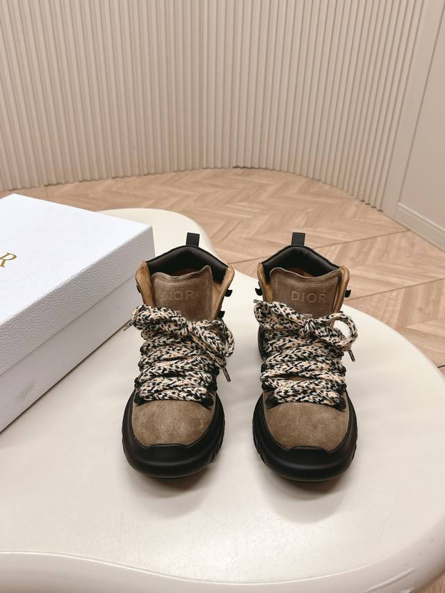 Dior ski boots 秋冬户外靴 滑雪靴 洋气优雅复古又高级脚感很好很舒服超级耐看！鞋面麂皮／牛皮，牛皮里原版舒适橡胶大底！ 码数:35-40