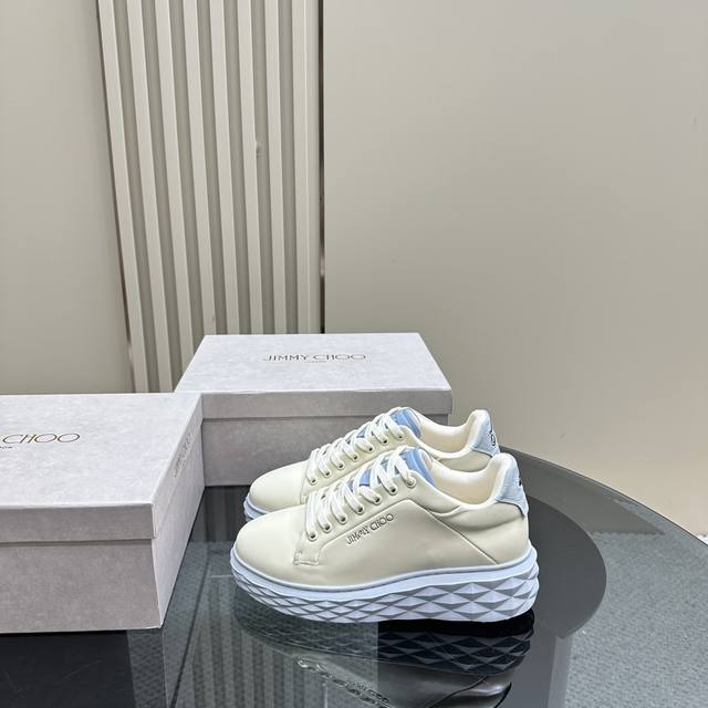 JIMMY CHOO 原版大底休闲小白鞋，采用最新工艺设计，立体感强多种工艺融合一起，颠覆时尚，超级有型！搭配超美。原版一比一 百搭又潮流，可盐可甜！新版面，后