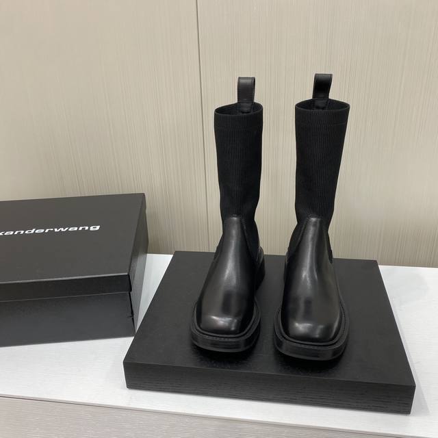 出厂价 顶级品质 Alexander Wang 亚力山大 王秋冬最新走秀爆款系列 今年最值得入手的靴子 没有之一！超多网红明星上脚 厚底设计，不仅增添了高度，更
