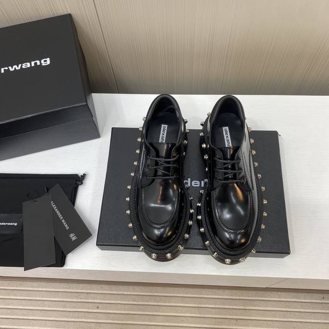 出厂价 Alexander Wang 亚力山大 王秋冬最新走秀爆款系列 今年最值得入手的靴子 没有之一！超多网红明星上脚 厚底设计，不仅增添了高度，更赋予你强大