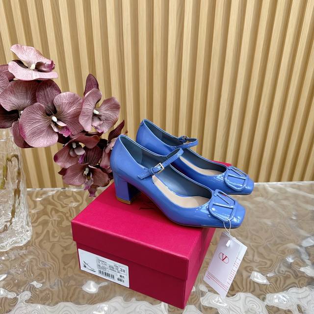 顶级版本版本Valentino 粗跟玛丽珍单鞋 绝美的质感 非常好搭配，任何季节可穿 华伦天奴此系列演绎全新时尚魅力 延续超高跟设计，深得海外知名博主青睐 千万