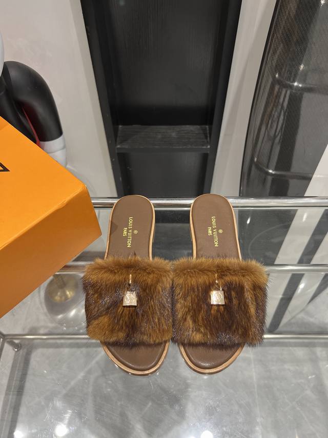 LV 24ss水貂毛 平底凉拖鞋 最流行的多巴胺元素系列 非常适合居家、逛街，度假，上班，皆是百分之百好搭配的绝绝子～ 面料：全真皮 水貂毛 羊皮里 意大利真皮
