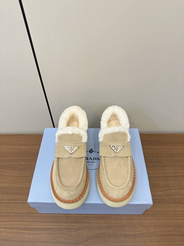 Prada 24秋冬新款羊毛款厚底乐福鞋 复古休闲运动鞋再次升级 鞋舌新增品牌Logo三角形装饰设计 立体有质感 原版1:1开发 经典款鞋型特别的耐看 面料：牛