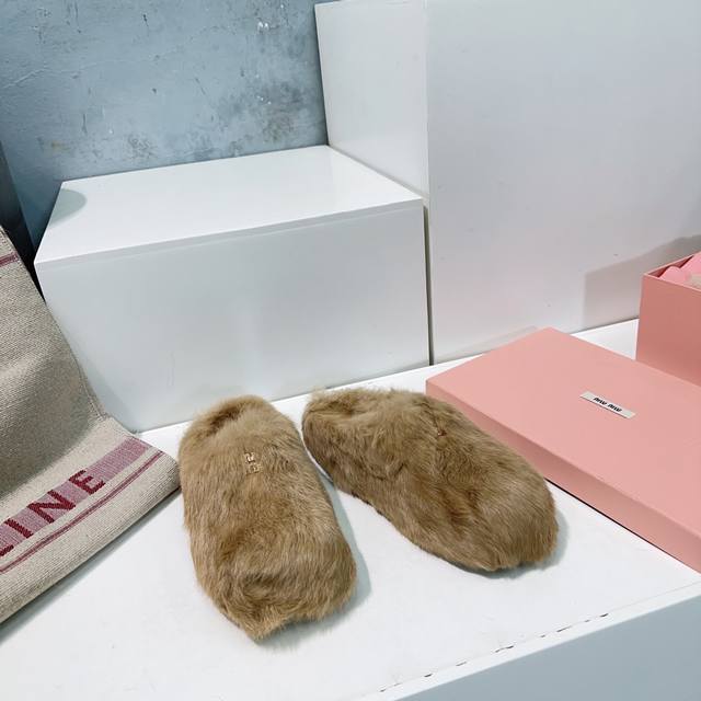顶级品质miu miu24ss秋冬新款金币包头羊羔毛拖穆勒半拖鞋！保暖舒适百搭！ 鞋面采用牛反绒 兔毛 内里垫脚羊毛 原版开模橡胶大底 码数:35-40 40定