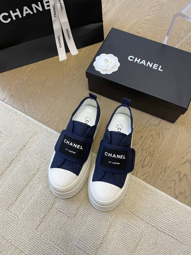 Chanel新款运动休闲鞋 百搭小白鞋 款式搭配不会出错 撞色搭配活力满满啊 侧面注塑logo 上脚很秀气 鞋面原版定制牛皮 原版大底 Size:35-40