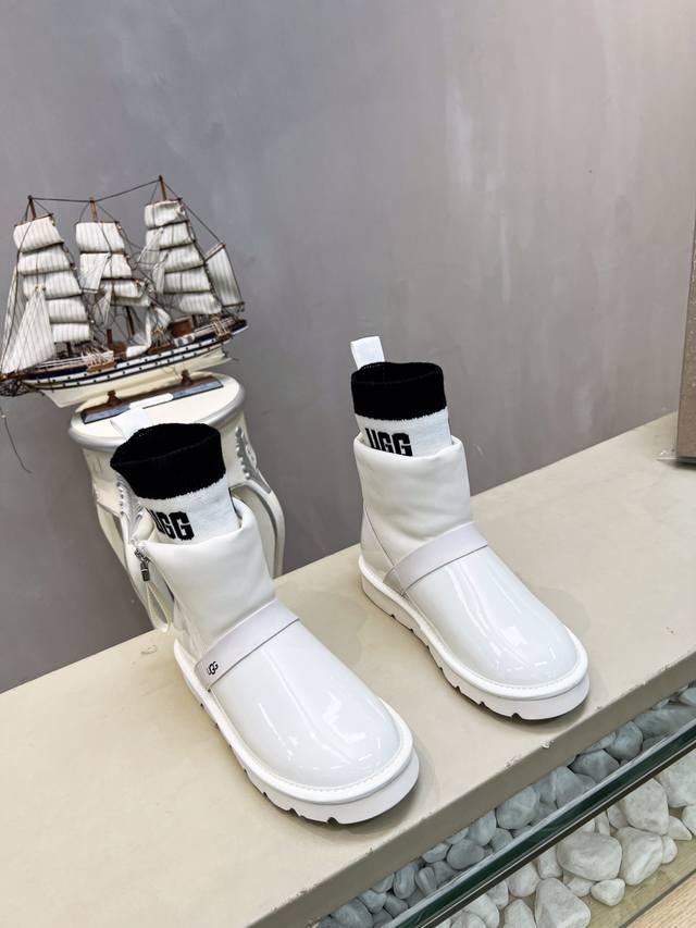 UGG 22*冬季 胶片袜子筒新款雪地靴！ 本年度最新流行元素，多种工艺碰撞拼色系列！彰显时尚高级感！ 鞋面：采用进口防冻裂pvc进口漆皮组合 鞋筒：采用UGG