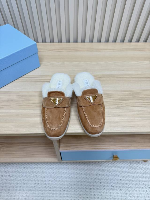 Prada 普拉达 男女款 24秋冬新款羊毛里 乐福鞋 羊毛领口上下呼应设计！勾勒出普拉达品牌logo 凸显高端大气 ！采用澳洲进口羊皮毛内里，冬季保暖效果超赞
