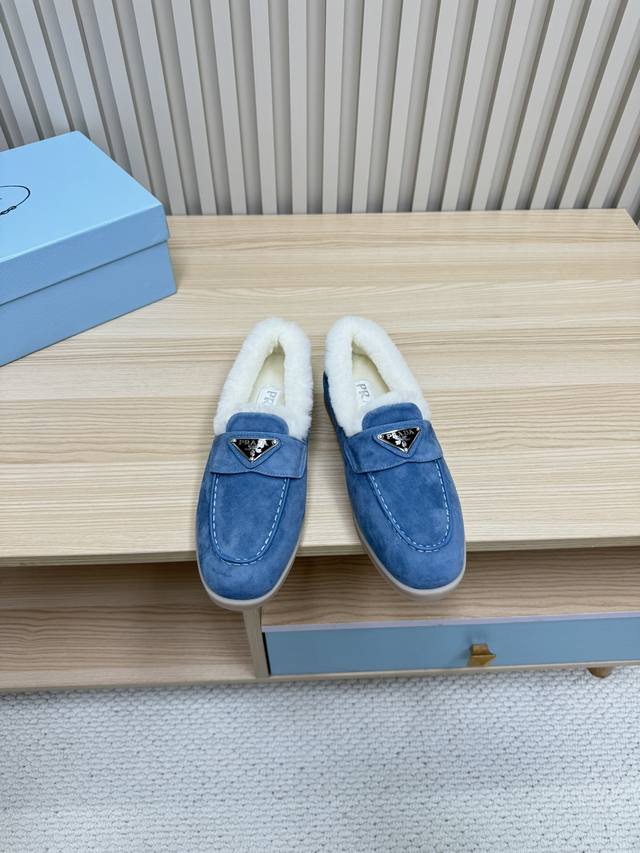 Prada 普拉达 男女款 24秋冬新款羊毛里 乐福鞋 羊毛领口上下呼应设计！勾勒出普拉达品牌logo 凸显高端大气 ！采用澳洲进口羊皮毛内里，冬季保暖效果超赞