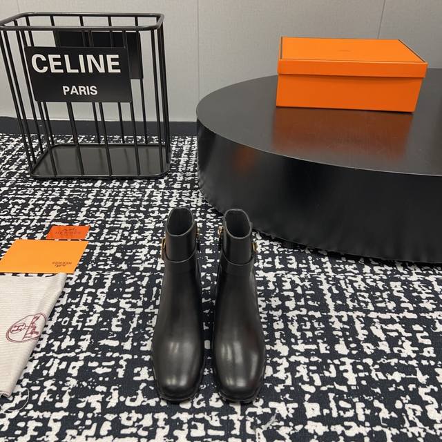 爱马仕 HERME*H家24vs秋冬新款靴子系列 爱马仕 HERMES 扣带修身瘦腿圆头中跟短靴... 这双靴子应该是爱马仕“平替”了纽约博主的超摩登经典秋冬穿