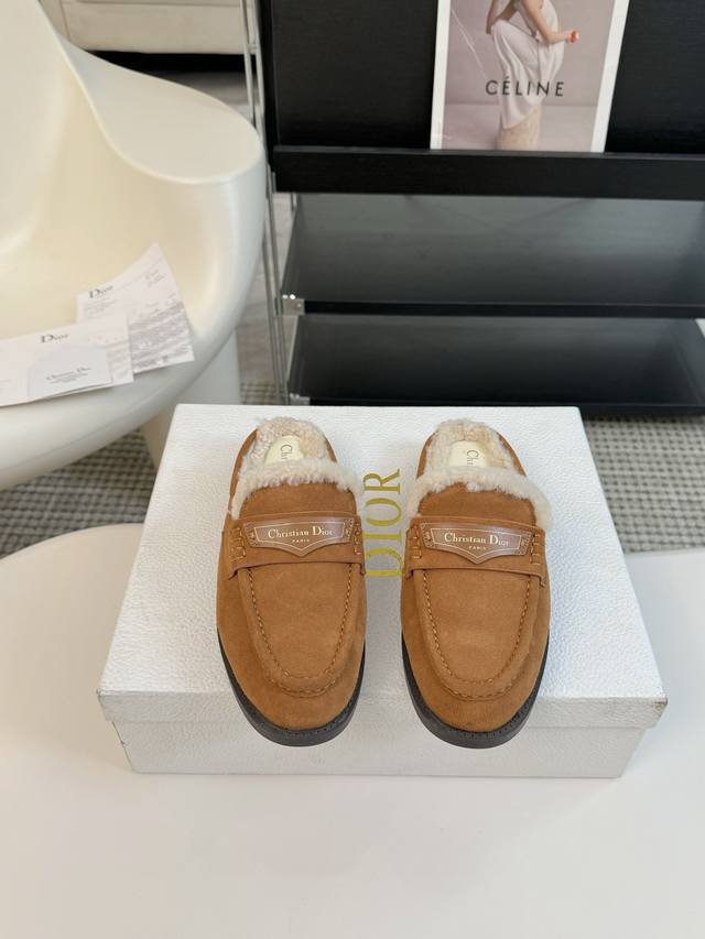 半拖 Dior 迪奥秋冬新款毛毛乐福鞋 顶级品质，版型超正，复古时尚经典单品 巴黎时装周第一场分量十足的大秀场打造的新品 灵感由D主设计师巧妙结合在完美鞋型上.