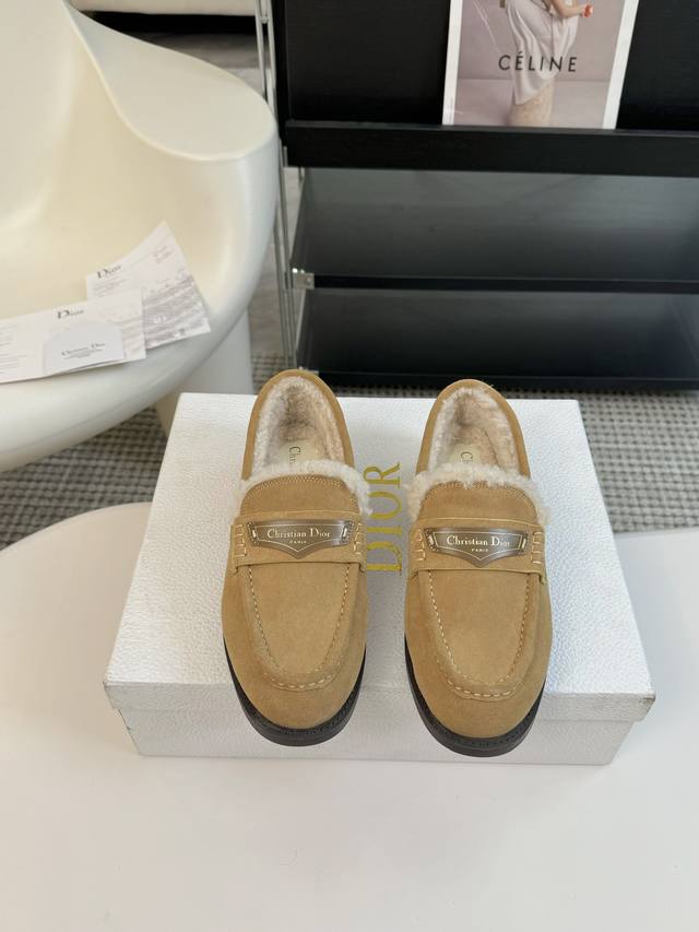 单鞋 Dior 迪奥秋冬新款毛毛乐福鞋 顶级品质，版型超正，复古时尚经典单品 巴黎时装周第一场分量十足的大秀场打造的新品 灵感由D主设计师巧妙结合在完美鞋型上.