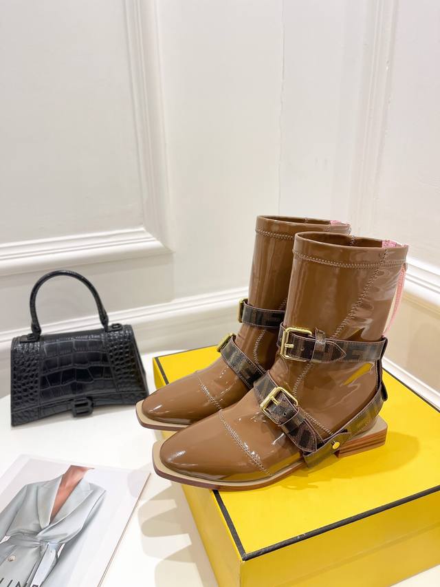 顶级版本 Fendi 芬迪本季主打F家王炸气质长靴 顶级别稀品上新 秋冬最爆的靴子就非它莫属了 一直热度不减被众多网红明星追捧安利区别市场上的低版本 上脚马上自