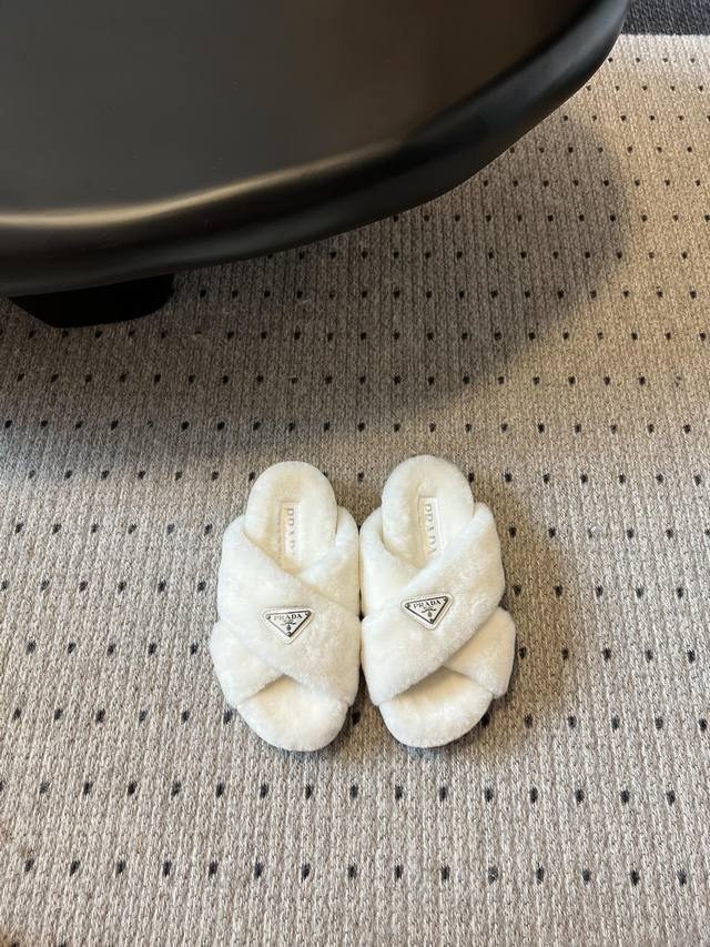 普拉达 prad*23秋冬毛毛交叉带拖鞋系列 对原版工艺 每个款式，颜色都很赞！！集舒适 可爱 时尚 高雅 百搭 ，羊毛舒适柔软，唤醒秋冬暖意。让您从早到晚舒适