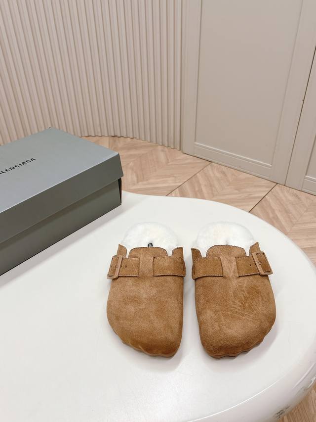 羊毛款女款出 、BALENCIAGA巴黎世家~勃肯 情侣款 Sunday Suede Mule五指勃肯24秋冬秀款勃肯拖鞋半拖，五个冲动的脚指印太可爱了，脚感也