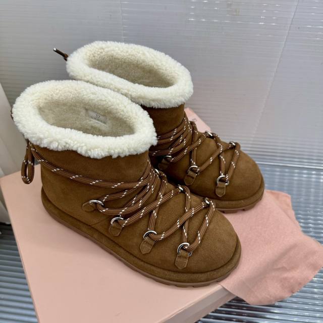 顶级版本 miu fw24 new arrival～ miu家24秋冬雪地靴新品 炒鸡轻盈舒适，绑带设计好可爱 丝光牛反绒鞋面，皮毛一体内里 size 35-4