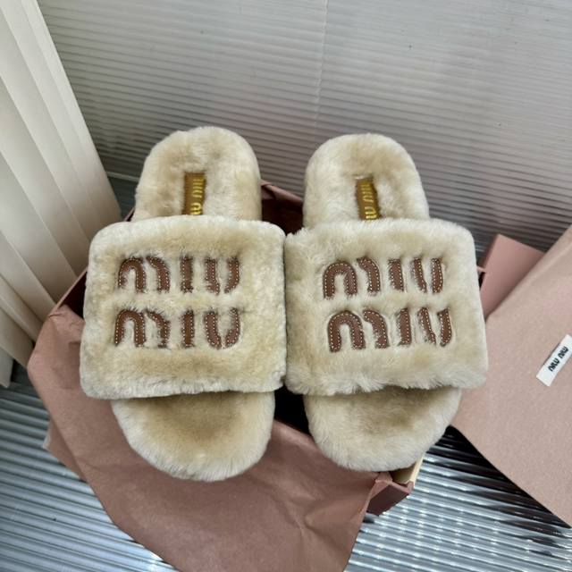 顶级版本 Miumi*新款字母刺绣羊毛拖鞋毛毛拖鞋 鞋面采用A级羊毛皮毛一体羊羔毛，与原版一致满鞋全部采用纯羊毛，大底与原版一样的TPU材质底片耐磨防滑 Siz