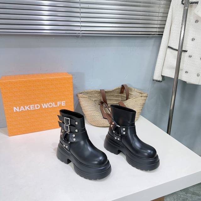 高品质出厂 ！小众潮牌Naked Wolfe24ss秋冬新款松糕厚底复古扣饰短靴 . 耐科沃夫是典型的街潮IP 人间厚底鞋的代表～拉长腿的天花板～ 设计时尚前卫