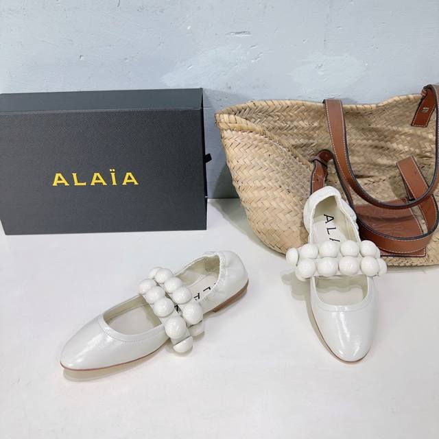 高品质出厂 ！小众潮牌 Alaia 阿莱亚25AW春夏新品走秀款糖果色平底玛丽珍松紧圆扣单鞋芭蕾舞鞋 众多网红同款！甜酷芭蕾风 人气超高的一款芭蕾舞鞋，浪漫又迷