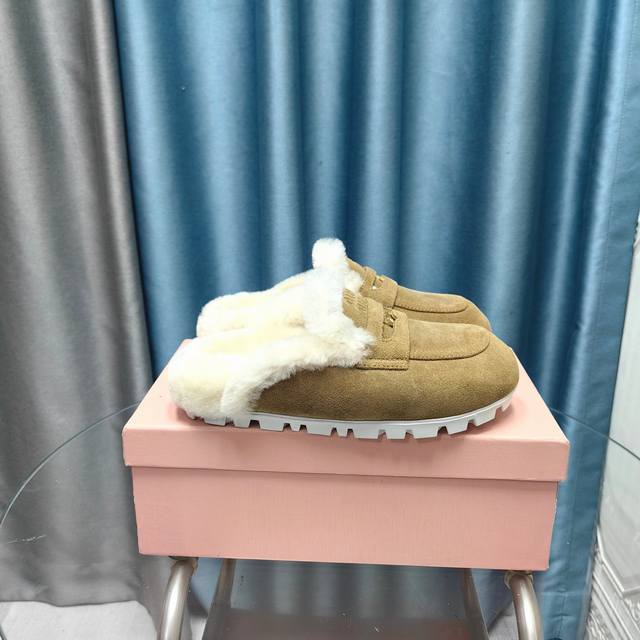 独家首发MIUMIU*缪缪厚底年新款英伦风包头毛拖G024-1014 怎么穿都好看今夏时髦精最爱 看起来不怎么舒服 上脚超级舒服 面料：对版帆布 很多不对请注意