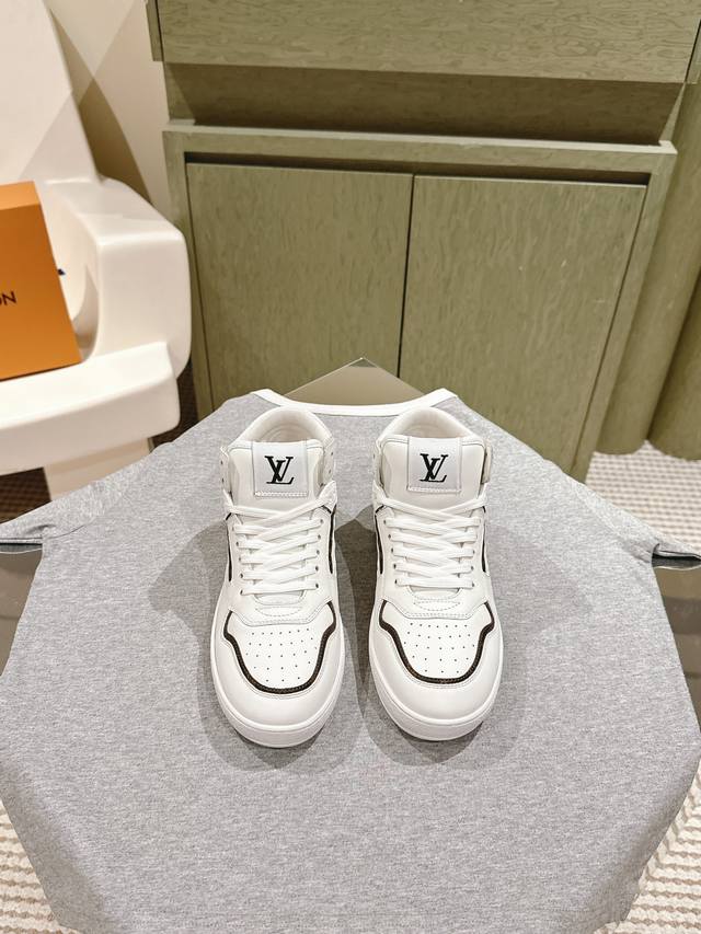 低帮 高帮 * 系列 减龄百搭&高低帮运动鞋！ 本款LV Squad 运动鞋以 Monogram 牛仔布展露夏日清新。加厚凸纹橡胶外底不失轻盈，双鞋带、漆光孔眼