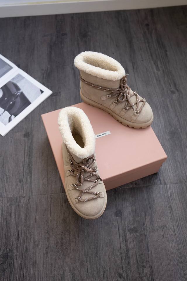 莞产顶级 miu miu 羊毛雪地靴， MiuMiu 缪缪2024ss秋冬走秀款 绑带羊毛小短靴雪地靴毛毛鞋， 经常出现在各大时装杂志封面 各路明星、小红书博主