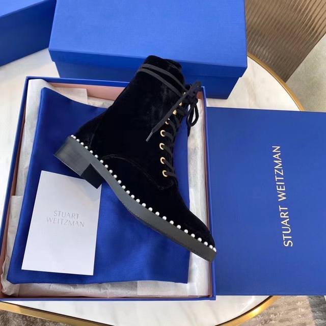 STUART WEITZMAN简称SW 秋冬新品系带马丁靴女，气质女神款 独家上新！ 最耐看的靴子就是非它莫属了！随意搭配且可完美， 原版楦型， 配以珍珠轻便防