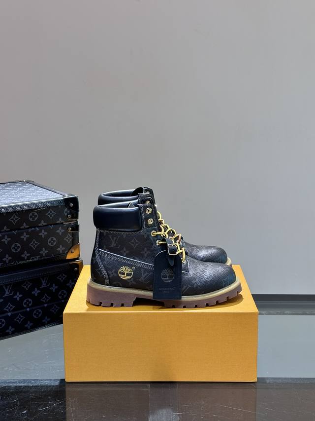 L*x Timberland 添柏岚 联名款 老花 大黄靴 及踝靴 短靴，L*x Timberland 及踝靴取材 Monogram 压纹防水正绒面牛皮革，依托