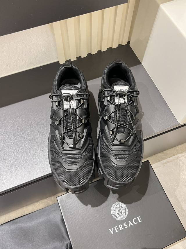 Versace Odissea新款机器人运动鞋，设计以雕塑感设计重新演绎 男士风格，这款针织织物Cloudbust Thunder运动鞋廓形饱满，并配有轻质橡胶