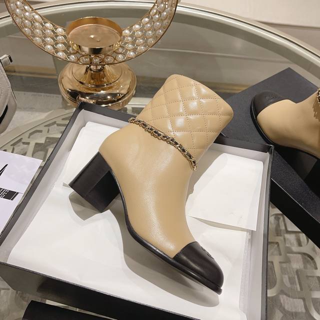 2024小香chanel 高品质专柜级- chanelaa 小香新款链条瘦腿短靴 顶级代购级别稀品上新 t 鞋面：意大利进口小牛皮原版定制小香Logo香奈儿独有