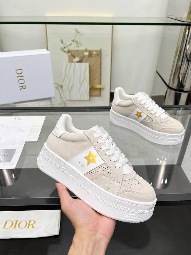 Dior迪奥 P: 女款 码数：女35-41 女40.41 Dior迪奥2024年新款幸运星，明星运动鞋，提高了现代风格的标志线。鞋面采用白色小牛皮精心裁制而成